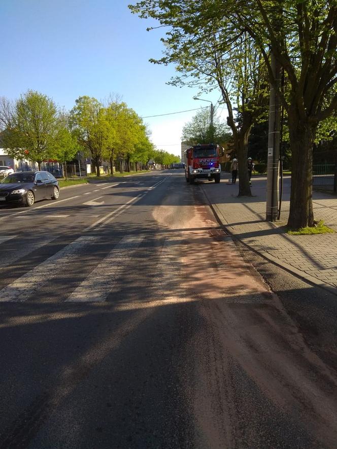 Bełchatów: Za cysterną ciągnęła się OGROMNA plama oleju! Zanieczyszczenie ulic w centrum! [FOTO]  