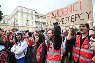 Protest studentów pod bramą UW. Na transparentach nie tylko propalestyńskie hasła