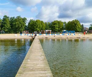 Darmowe leżaki i hamaki na plaży miejskiej w Giżycku. Zobacz zdjęcia