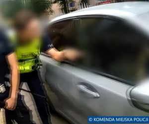 Wrocław. Policjanci rozbili szybę i siłą wyciągnęli 45-latkę z BMW. Nie chciała wysiąść [ZDJĘCIA].