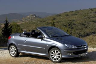 Peugeot 206 CC: auto klasy B ze składanym twardym dachem i 4 miejscami, wytwarzane od 2000 roku. Oferowane z silnikami benzynowymi 1.6 i 2.0 oraz dieslem 1.6. Ceny zaczynają się nawet od 7 tys. zł.