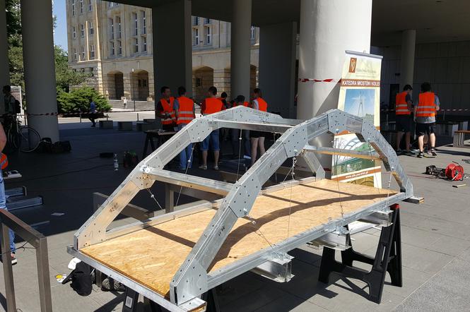 Zbudują pięć mostów w 3 dni. Na Politechnice Wrocławskiej ruszył konkurs dla młodych konstruktorów.