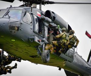 Ćwiczenia kontrterrorystów z Black Hawkiem. Zobacz wyjątkowe zdjęcia i filmik