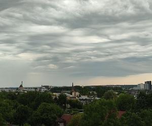 Nawałnice przechodzą przez Polskę. Ciemne chmury nad Białymstokiem