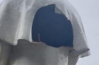 Zniszczona figura Jana Pawła II w Dębem