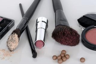 Rossmann: 1400 kosmetyków do makijażu będzie przecenionych aż o 60%. Od kiedy i do kiedy trwa promocja? 