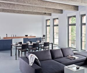 Ściana w salonie: malowanie, tapeta, sztukateria, beton, drewno