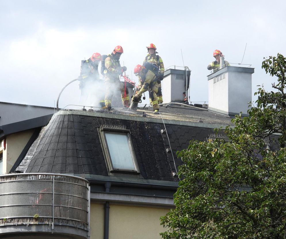 Pożar poddasza na Grochowie. Ewakuacja kilkudziesięciu osób