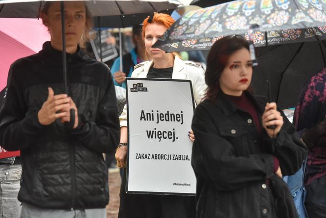 Tłum zwolenników aborcji protestował w centrum miasta. Manifestacja ruszyła pod kurię biskupią i siedzibę PiS