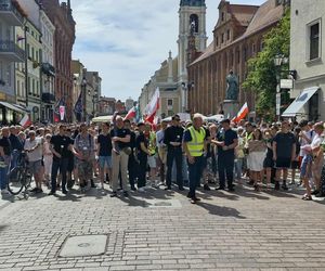 Marsz Milczenia dla Klaudii w Toruniu. „Niech nasza cisza przemówi głośniej niż słowa” [RELACJA NA ŻYWO]