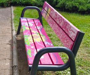 Nietypowa, bo... różowa. Nowa ławeczka w Dąbrowie Górniczej