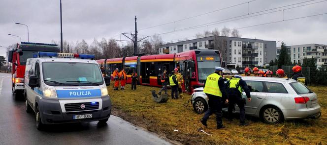 Koszmarny wypadek w Łodzi. Tramwaj i osobówka zderzyły się na Hetmańskiej [ZDJĘCIA].