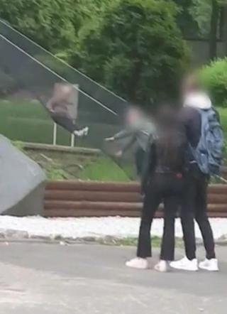 Szokujące sceny w zoo! Dziecko zjeżdżało po wybiegu, rodzice na wszystko patrzyli