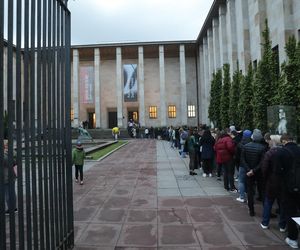 Noc Muzeów 2025. Warszawiacy szturmowali muzea nocą