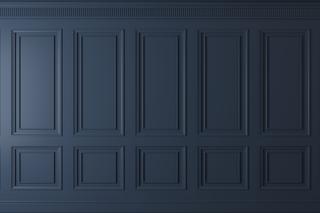 Klasyczna ściana z ciemnoniebieskimi drewnianymi panelami