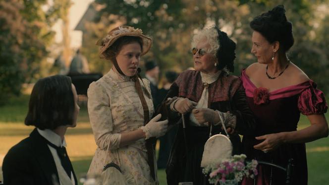 Dewajtis odc. 5. Witold (Jan Hrynkiewicz), Olga Czertwanowa (Małgorzata Pieczyńska), Jadwisia (Marta Mazurek), pani Janiszewska (Grażyna Barszczewska)