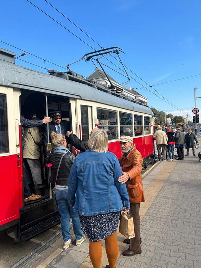 Niezwykły tramwaj z powstańcami. Wycieczka po Warszawie jak przed wojną