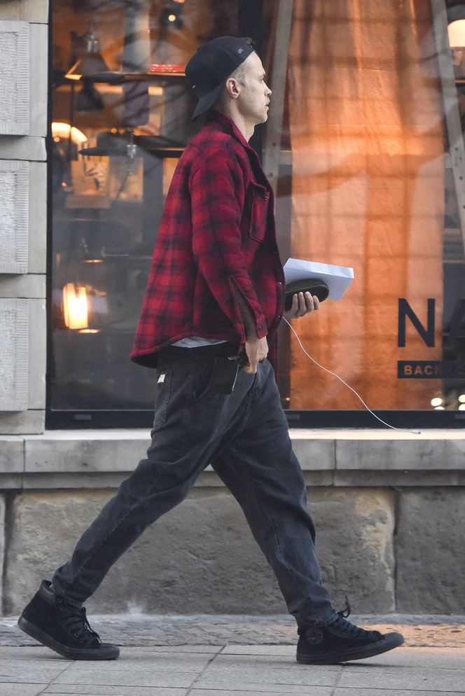 Maciej Zakościelny głaszcze kołdrę po rozwodzie