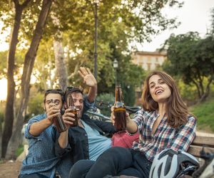 Picie piwa na działce jest zakazane? Kiedy za alkohol przy grillu w miejscu publicznym czy na balkonie będzie kara 