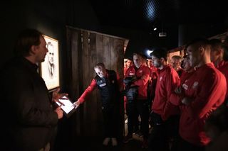 Wizyta piłkarzy w Muzeum II Wojny Światowej