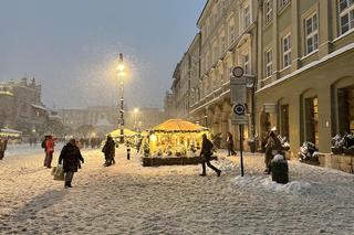 Opady śniegu i oblodzenie w Krakowie. IMGW ostrzega przed atakiem zimy