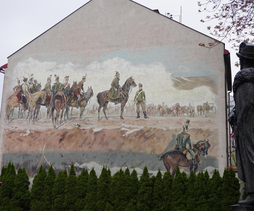 To jeden z najpiękniejszych murali w Tarnowie. Przedstawia sławną bitwę generała Bema