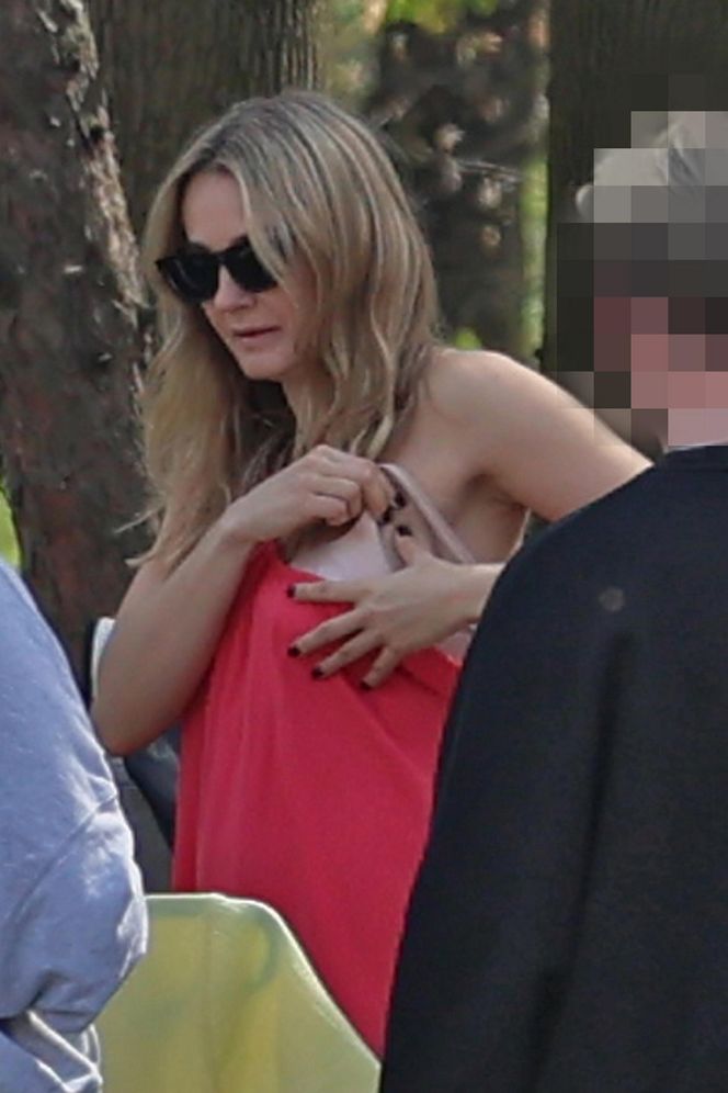 Małgorzata Socha przebiera się w parku