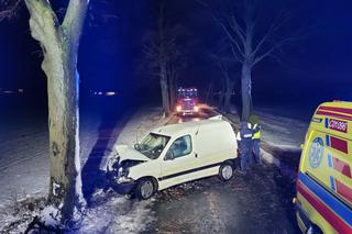 Poważny wypadek pod Chełmżą. Wypadł z drogi i uderzył w drzewo