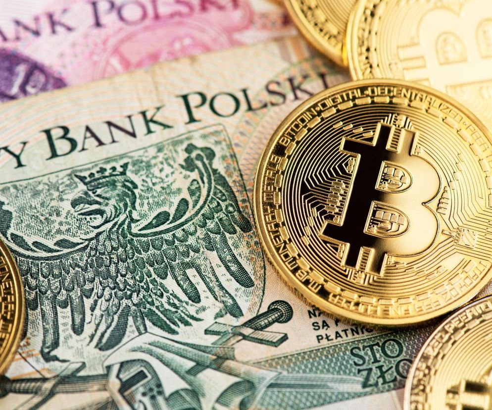 Złote monety Bitcoin leżące na banknotach polskiego złotego, co wizualizuje kontrast między tradycyjnymi oszczędnościami a nowymi formami inwestowania. Obraz symbolizuje dylemat Polaków między ryzykownym hazardem a budowaniem kapitału emerytalnego, w tym poprzez inwestycje w kryptowaluty. Więcej o bezpiecznej przyszłości finansowej na Super Biznes.