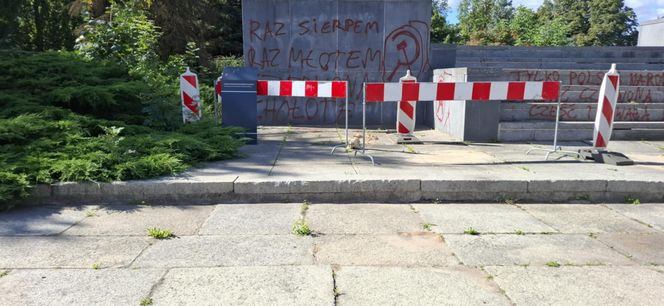 "Szubienice" w Olsztynie znów zniszczone. Sprawcy powinni wstydzić się za wandalizm i... ortografię!