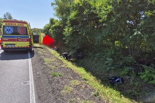 Śmiertelny wypadek pod Łęczycą. 28-letni motocyklista uderzył w tył tira [ZDJĘCIA]