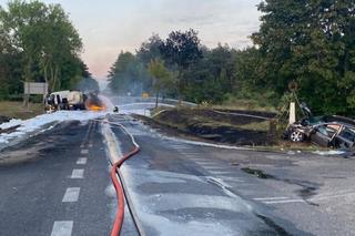 Pod Płońskiem cysterna przewożąca benzynę zderzyła się z autem osobowym. Pojazd stanął w płomieniach