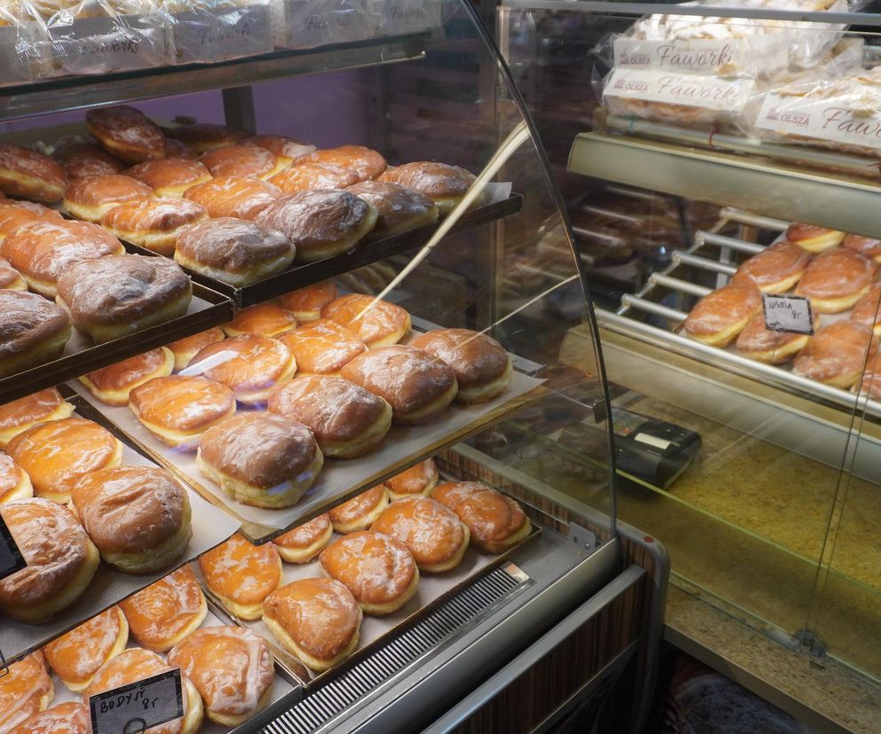 W Tłusty Czwartek w Olsztynie tłumy ustawiały się w kolejce po pączki rzemieślnicze [ZDJĘCIA]