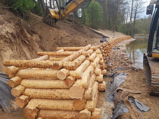 Spływy Czarną Hańczą bezpieczniejsze. Na rzece są już nowe umocnienia [ZDJĘCIA]