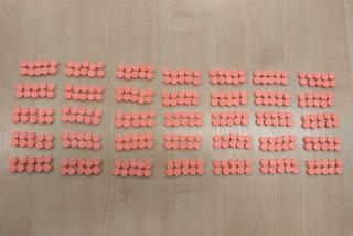 Nastolatek handlował narkotykami w centrum Warszawy. Wpadł z 350 tabletkami extasy