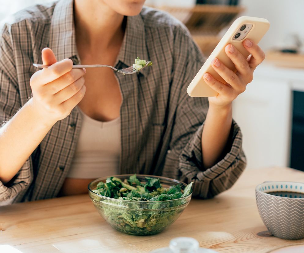 Możesz jeść dużo i nadal chudnąć. Poznaj 3 proste triki