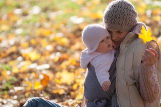 Chusty dla dzieci: czy są dobre? Jak nosić niemowlaka?