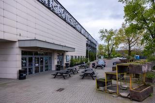 Teatr Powszechny w Warszawie (w tle budynek Pepsi, przeznaczony do rozbiórki) 