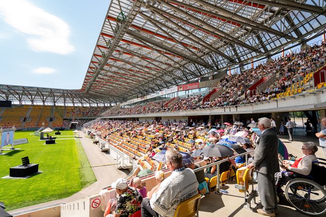 Białystok. Kongres Świadków Jehowy zgromadził tłumy na Stadionie Miejskim