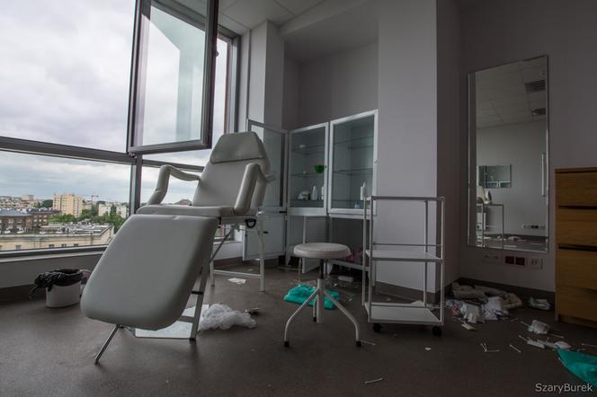 Zlikwidowana szkoła nadal straszy [GALERIA]