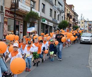 Pomarańczowe balony przeciw przemocy w Przeworsku