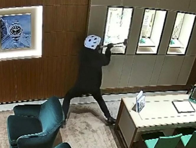 W 1,5 minuty zrabowali zegarki warte 2 miliony. Nagranie z zuchwałego skoku na jubilera w Galerii Mokotów