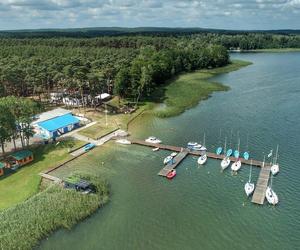 Kormoran nad jeziorem Niesłysz w Lubuskiem zaprasza turystów. Zobacz na te przepiękne zdjęcia 