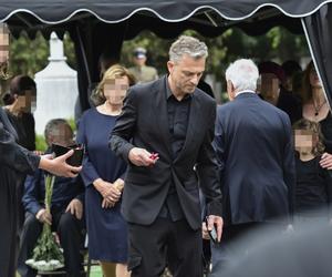Grzegorz Damięcki pożegnał ukochaną mamę. Tłum gwiazd na pogrzebie Barbary Borys-Damięckiej