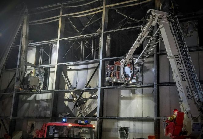 Kawle. Strażacy usuwają zniszczenia po pożarze hali przetwórstwa drobiu. W akcji robot gaśniczy i drony