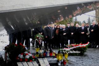 Jarosław Kaczyński na Powązkach składa kwiaty 8 miesięcy po katastrofie 