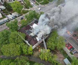 Gigantyczny pożar w Warszawie! Płonie restauracja. Jęzory ognia objęły cały budynek