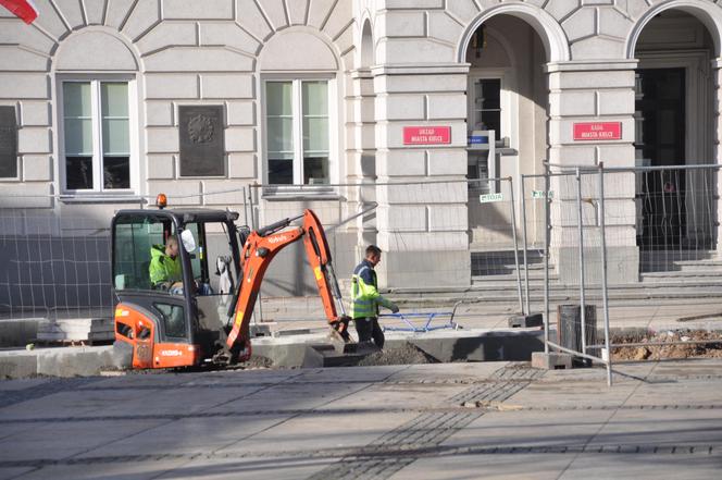 Trwa rewitalizacja Rynku w Kielcach. Ma być więcej zieleni. Zobacz postępy prac