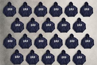 Marka GAP świętuje 30 lat kultowej bluzy z kapturem