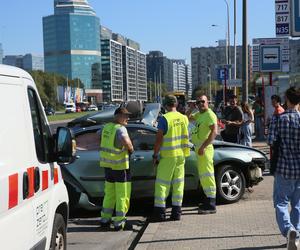 Wypadek w Alejach Jerozolimskich. Samochód uderzył w autobus. Kierowca osobówki nie żyje